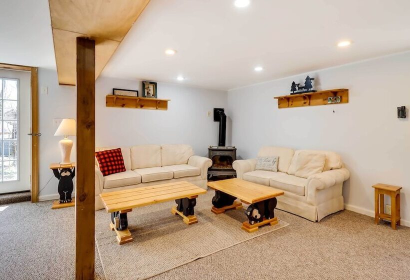 Spacious Pocono Lake House Near Skiing & Swimming!