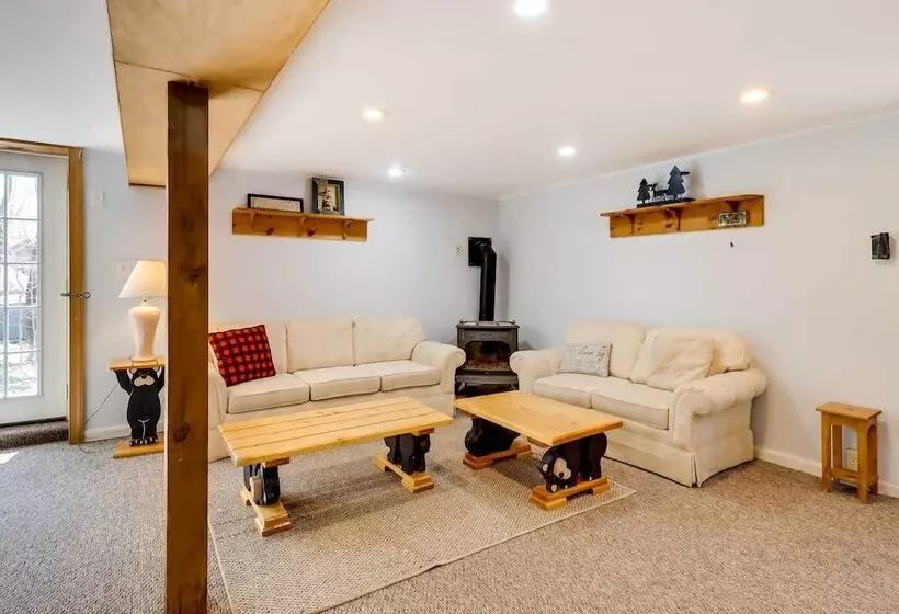 Spacious Pocono Lake House Near Skiing & Swimming!