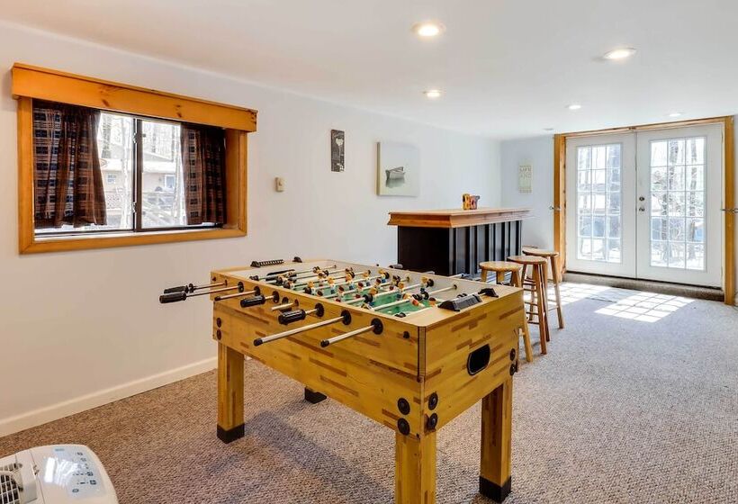 Spacious Pocono Lake House Near Skiing & Swimming!