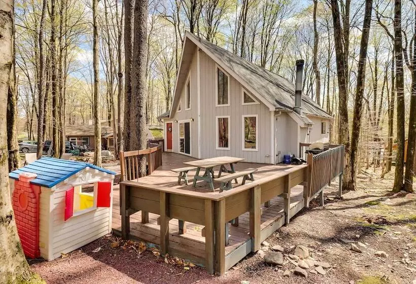 Spacious Pocono Lake House Near Skiing & Swimming!