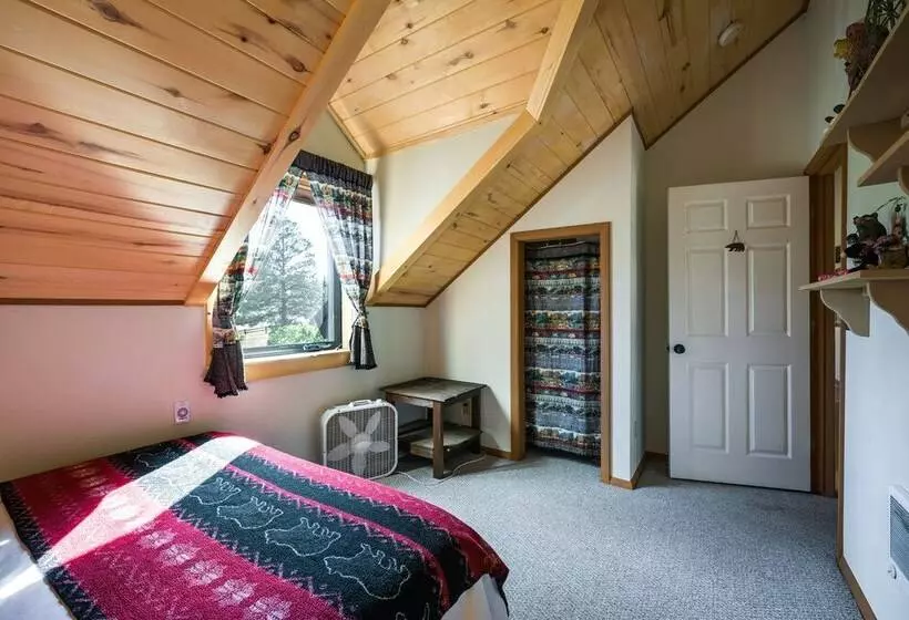 Spacious & Quiet Pagosa Springs Cabin W/ Deck!