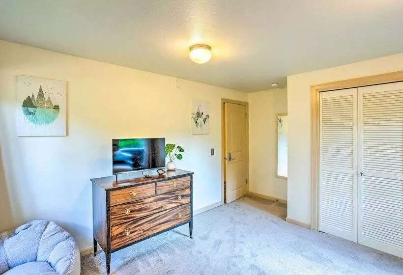 26 Mi To Mount Rainier, Game Room: Puyallup Oasis