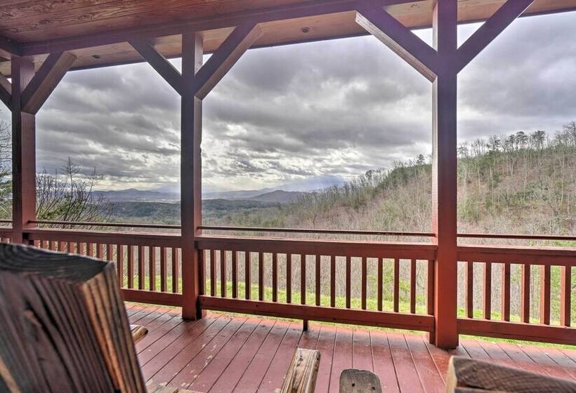 Sevierville Cabin W/ Outdoor Kitchen & Hot Tub!