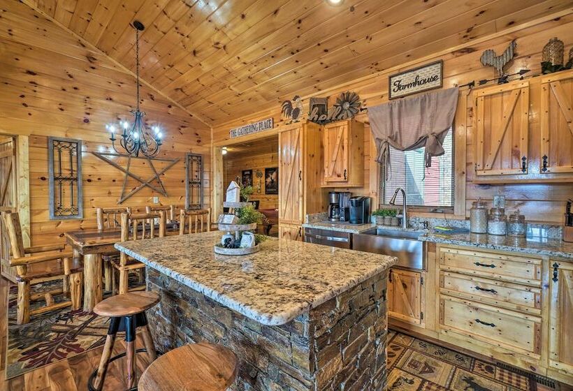 Sevierville Cabin W/ Outdoor Kitchen & Hot Tub!