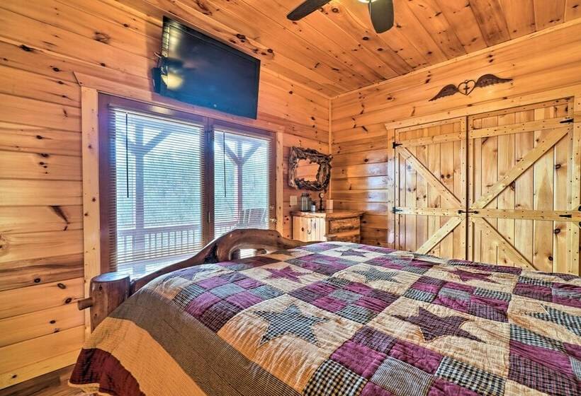 Sevierville Cabin W/ Outdoor Kitchen & Hot Tub!