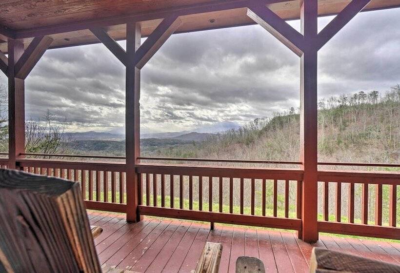 Sevierville Cabin W/ Outdoor Kitchen & Hot Tub!