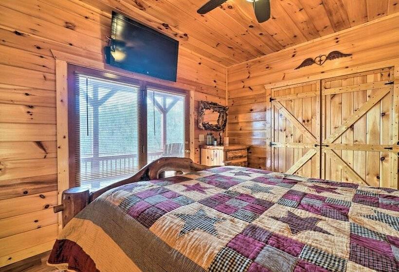 Sevierville Cabin W/ Outdoor Kitchen & Hot Tub!