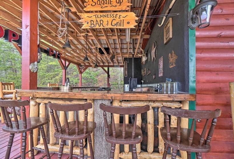 Sevierville Cabin W/ Outdoor Kitchen & Hot Tub!