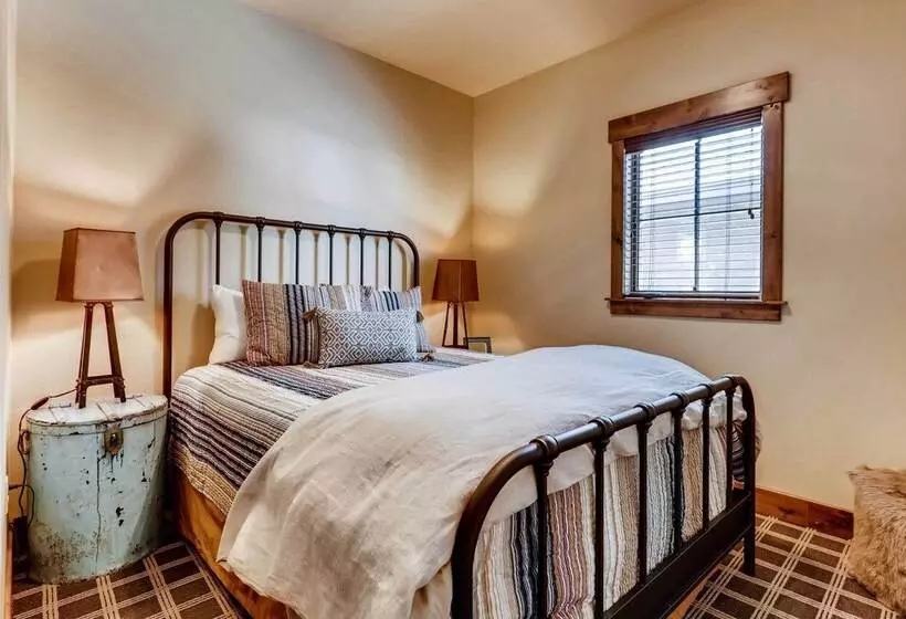 2 Blocks To Grand Lake: Updated Western Cabin!