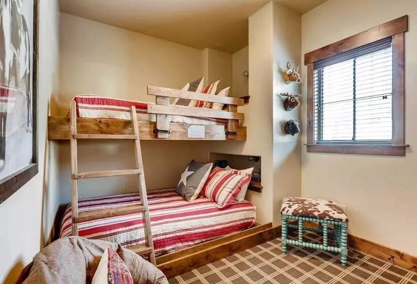 2 Blocks To Grand Lake: Updated Western Cabin!