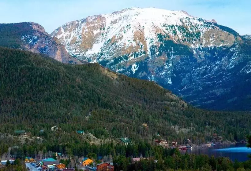 2 Blocks To Grand Lake: Updated Western Cabin!