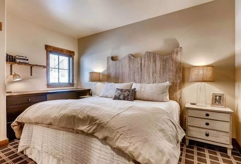 2 Blocks To Grand Lake: Updated Western Cabin!