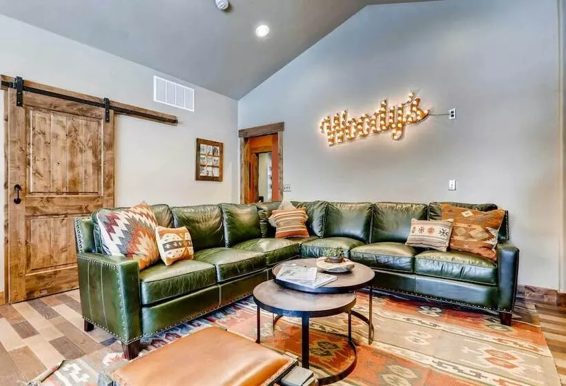 2 Blocks To Grand Lake: Updated Western Cabin!