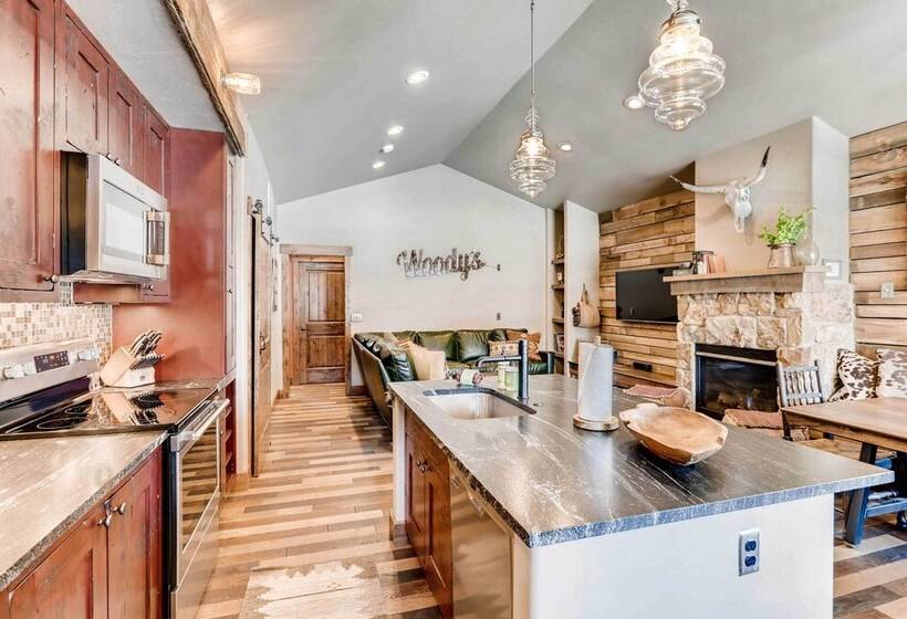 2 Blocks To Grand Lake: Updated Western Cabin!