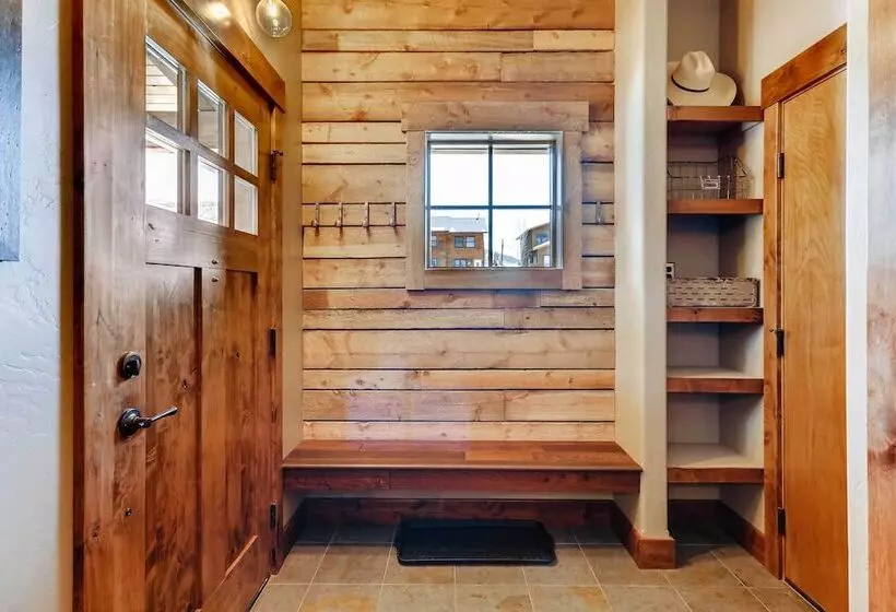 2 Blocks To Grand Lake: Updated Western Cabin!