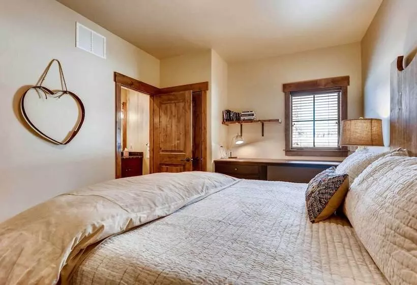 2 Blocks To Grand Lake: Updated Western Cabin!