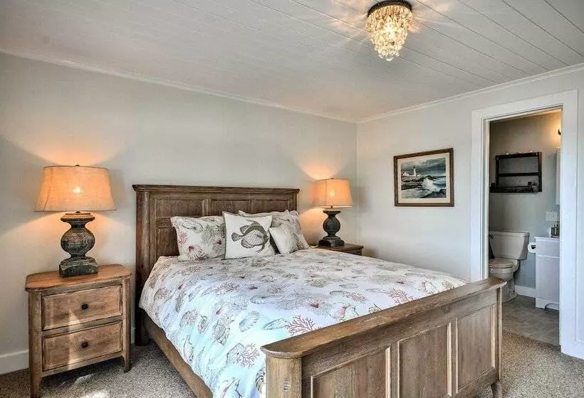 Waterfront Seaside Beach Home W/ Views & Hot Tub!