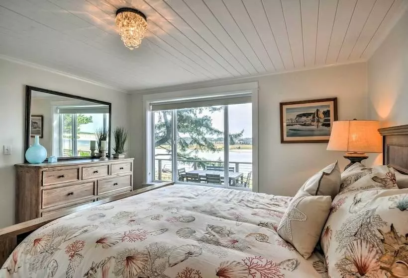 Waterfront Seaside Beach Home W/ Views & Hot Tub!