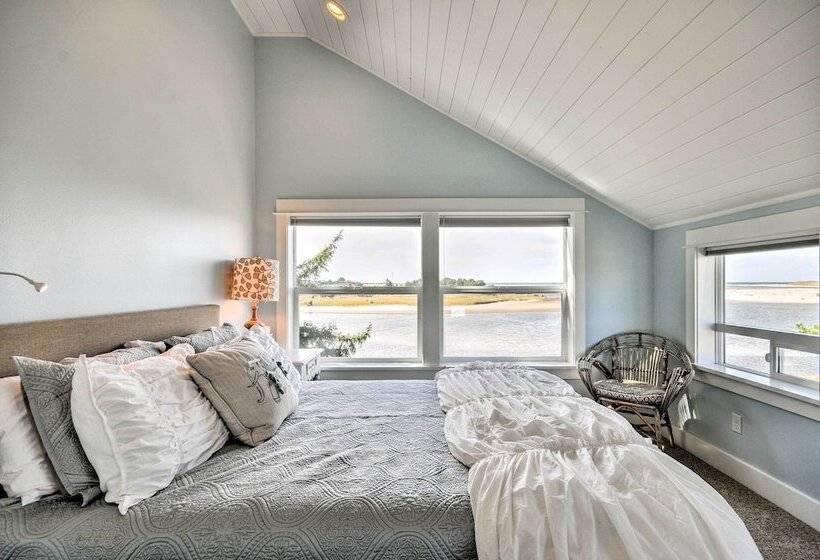 Waterfront Seaside Beach Home W/ Views & Hot Tub!