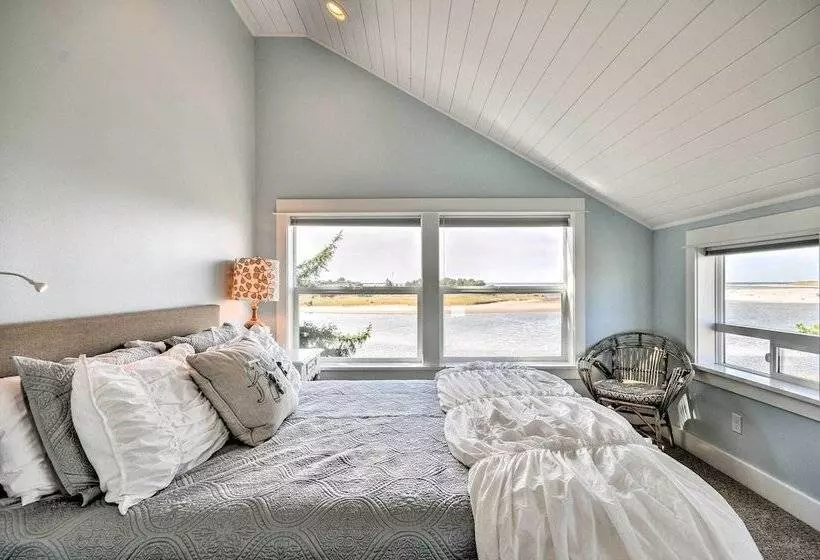 Waterfront Seaside Beach Home W/ Views & Hot Tub!