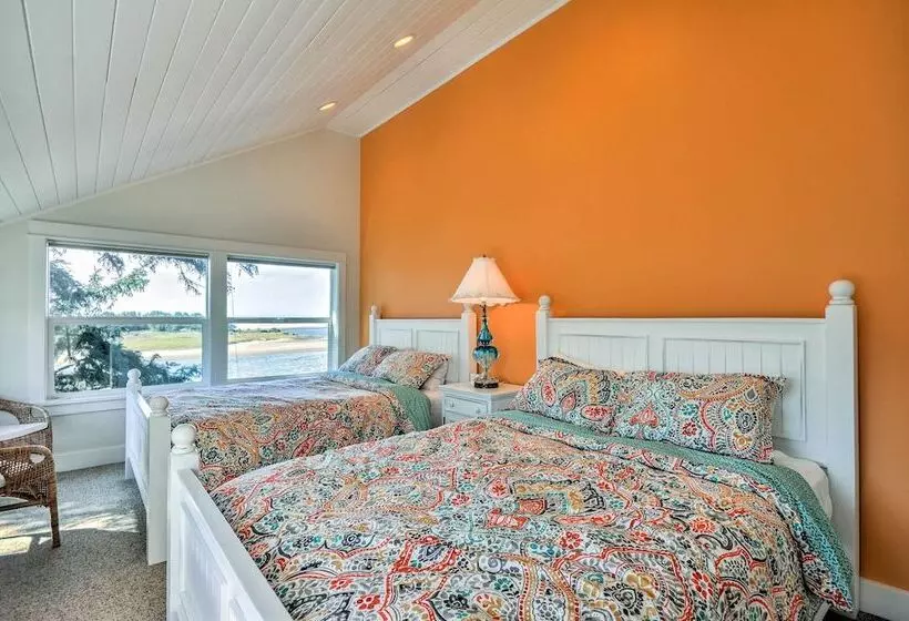 Waterfront Seaside Beach Home W/ Views & Hot Tub!