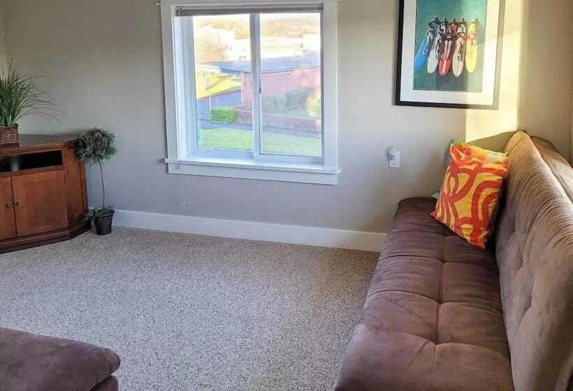 Waterfront Seaside Beach Home W/ Views & Hot Tub!