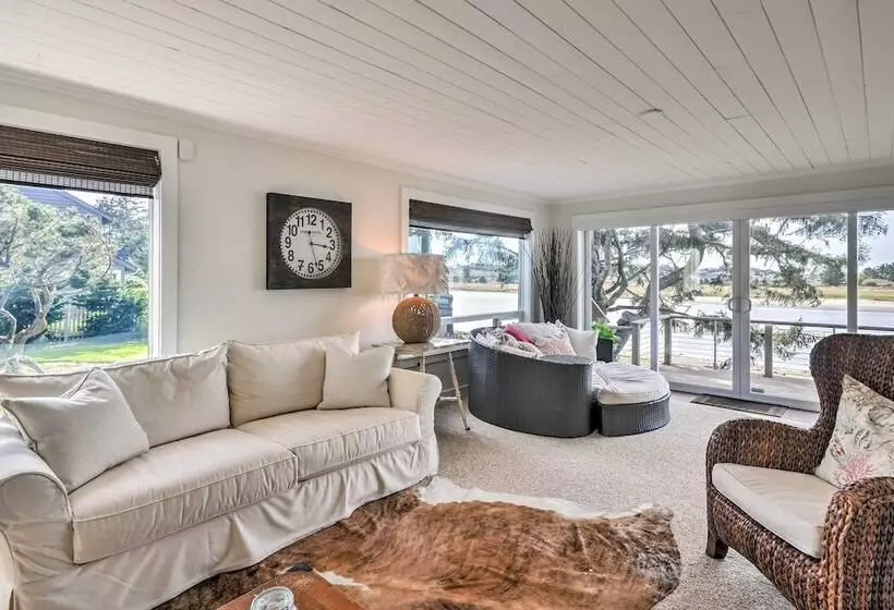 Waterfront Seaside Beach Home W/ Views & Hot Tub!