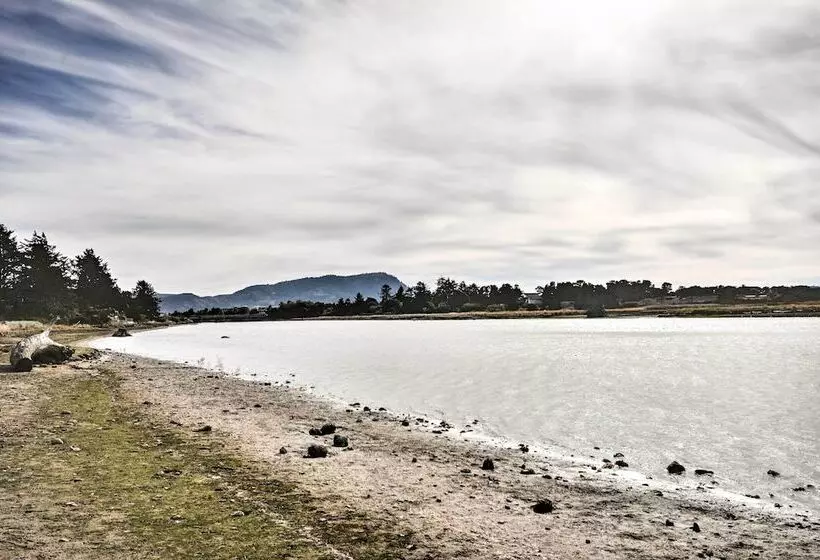 Waterfront Seaside Beach Home W/ Views & Hot Tub!