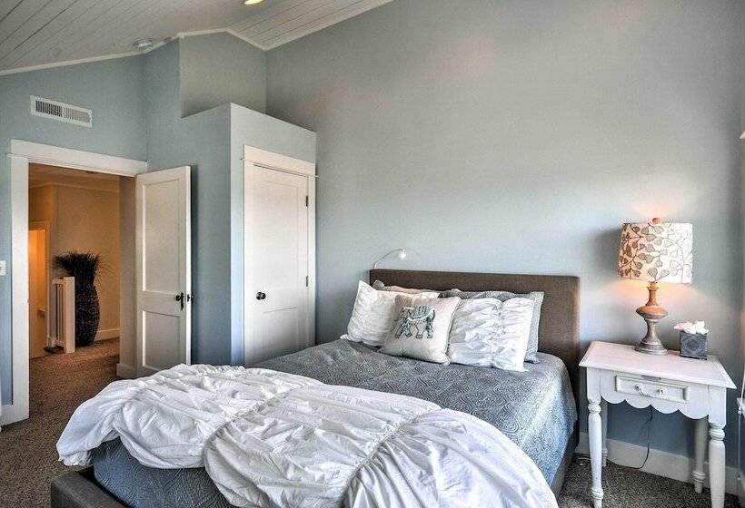 Waterfront Seaside Beach Home W/ Views & Hot Tub!