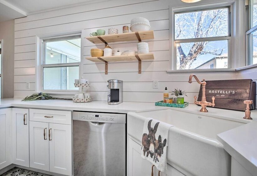 Vintage Bishop House In Downtown W/ Porch Swing!