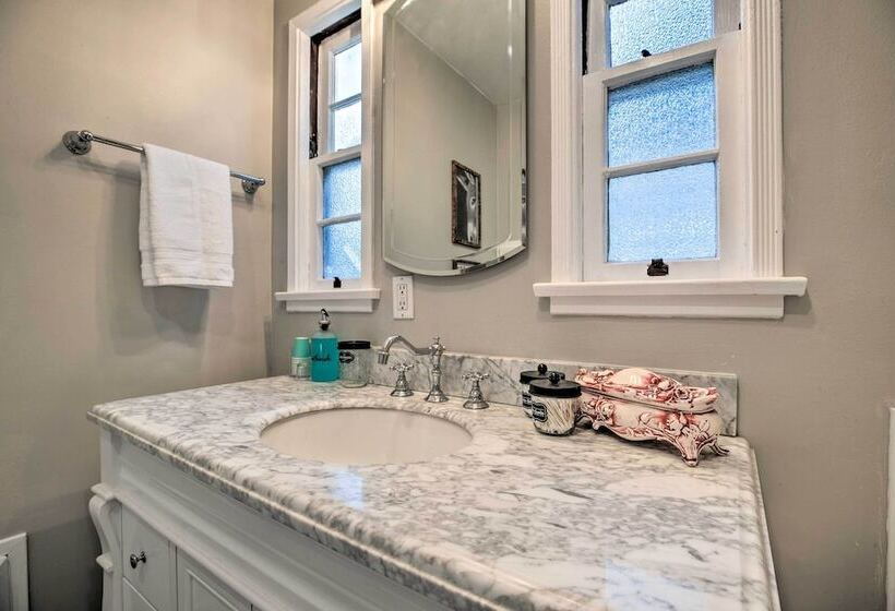 Vintage Bishop House In Downtown W/ Porch Swing!