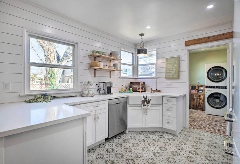 Vintage Bishop House In Downtown W/ Porch Swing!