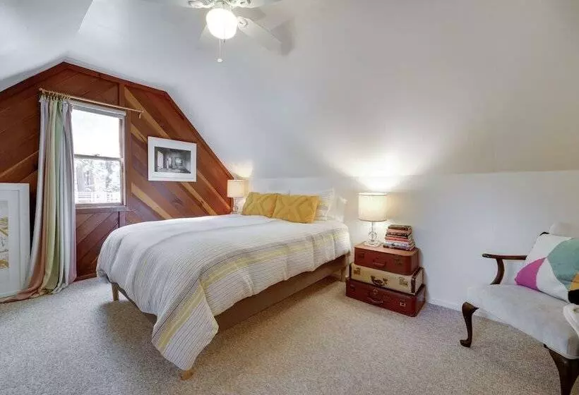 Boutique + Artsy Log Cabin In North Lake Tahoe!