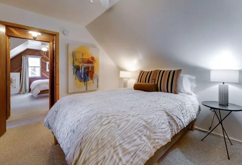 Boutique + Artsy Log Cabin In North Lake Tahoe!