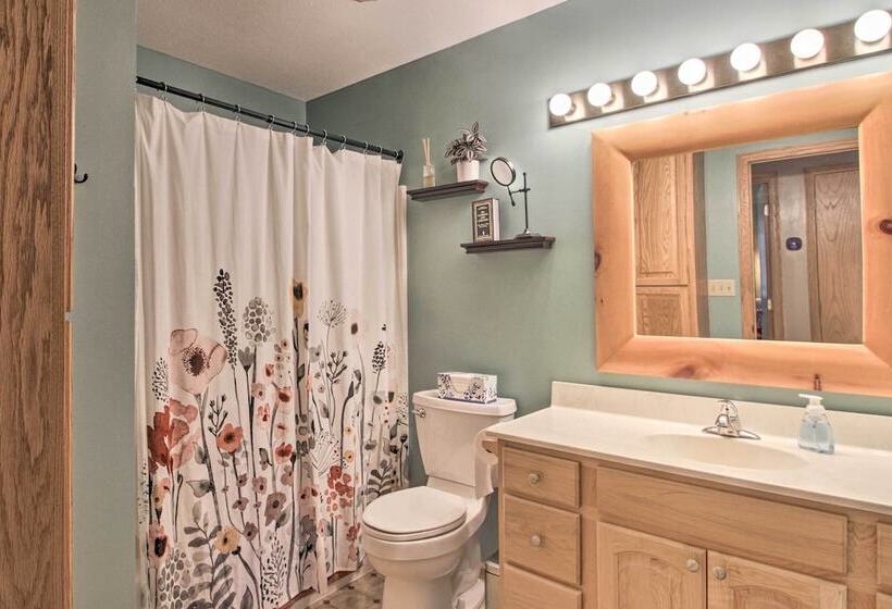 Cabin W/ Fire Pit & Movie Room, 1 Mi To Lake