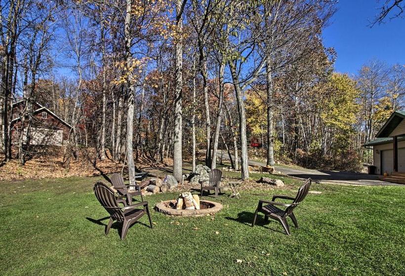 Cabin W/ Fire Pit & Movie Room, 1 Mi To Lake