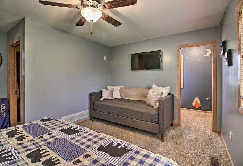 Cabin W/ Fire Pit & Movie Room, 1 Mi To Lake