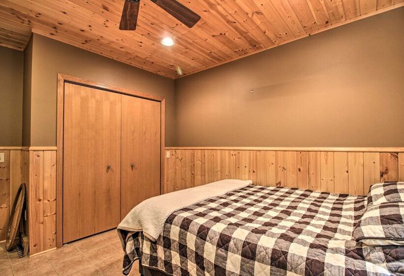 Cabin W/ Fire Pit & Movie Room, 1 Mi To Lake