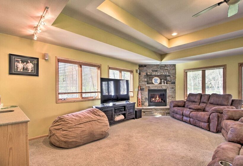 Cabin W/ Fire Pit & Movie Room, 1 Mi To Lake