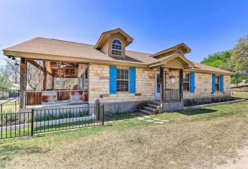 Charming Burnet Cottage W/ Lake View + Porch!