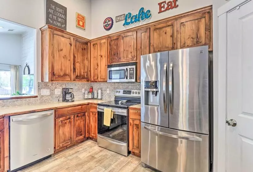 Charming Burnet Cottage W/ Lake View + Porch!