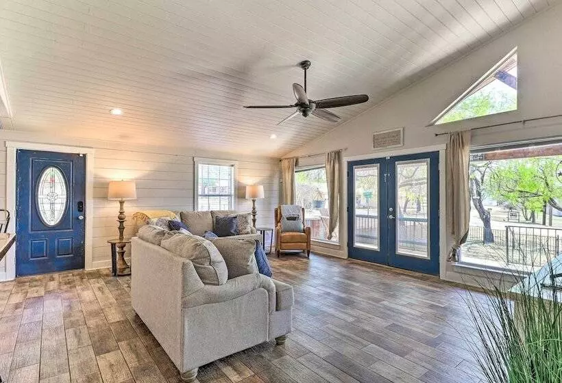 Charming Burnet Cottage W/ Lake View + Porch!
