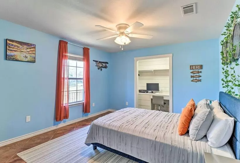 Charming Burnet Cottage W/ Lake View + Porch!