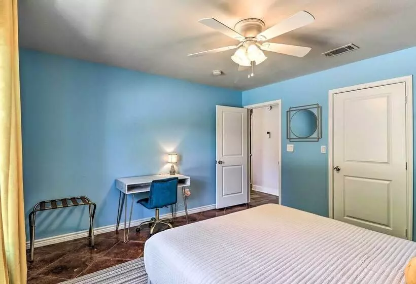 Charming Burnet Cottage W/ Lake View + Porch!