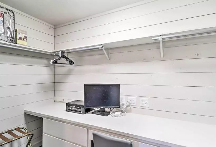 Charming Burnet Cottage W/ Lake View + Porch!