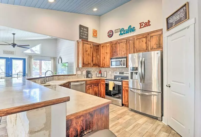 Charming Burnet Cottage W/ Lake View + Porch!