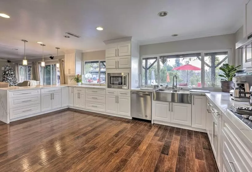 Chic Whittier Oasis: Private Pool, Hot Tub & Grill