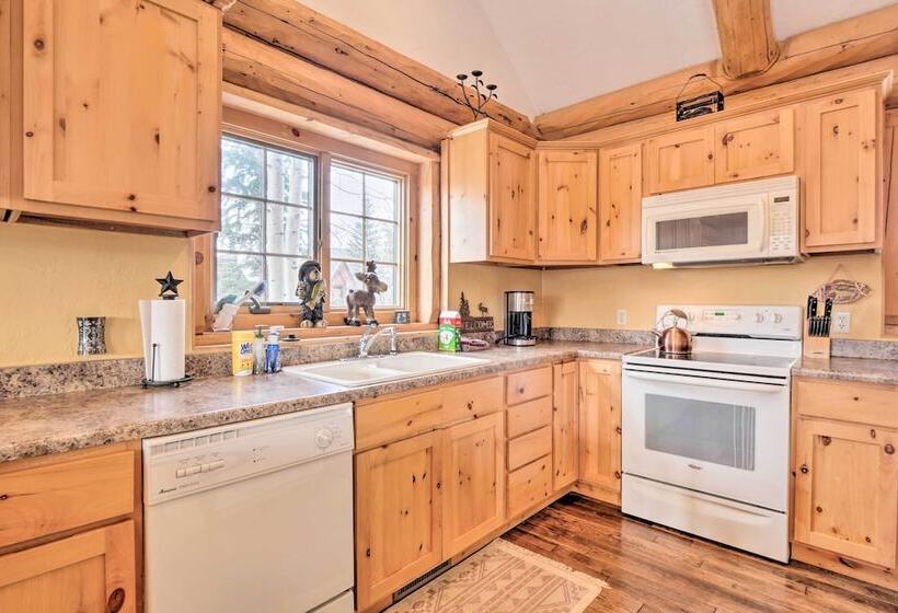 Mountain Views & Fire Pit: Granby Retreat!