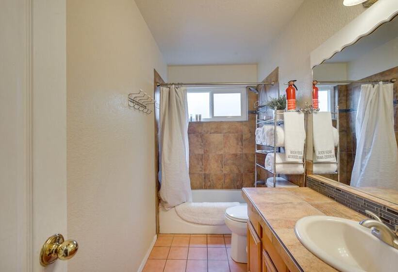Convenient Las Cruces Home W/ Patio & Grill!