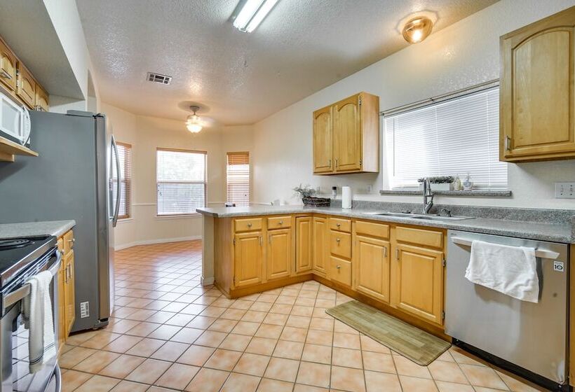 Convenient Las Cruces Home W/ Patio & Grill!